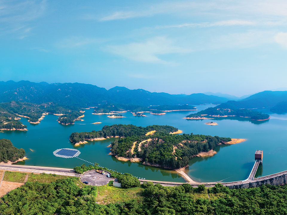 Bewonder het panoramische uitzicht op het Tai Lam Chung Reservoir vanaf het uitkijkpunt