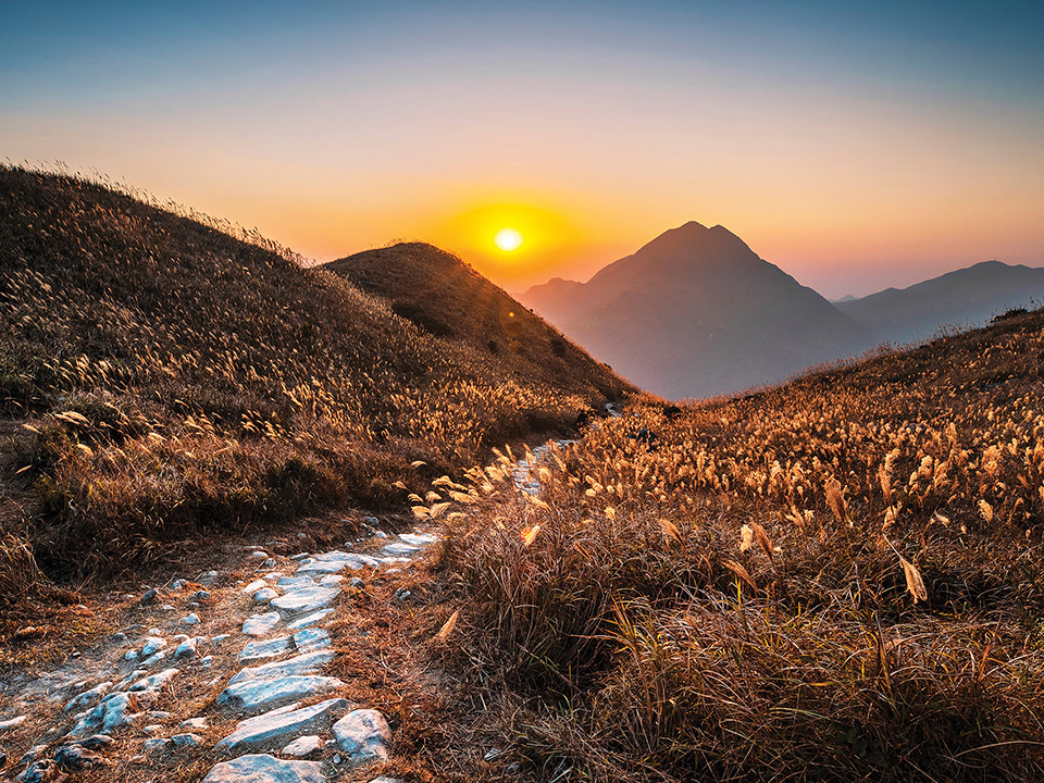 Sunset Peak: ein Wanderweg auf der Insel Lantau und ein Kulturdenkmal