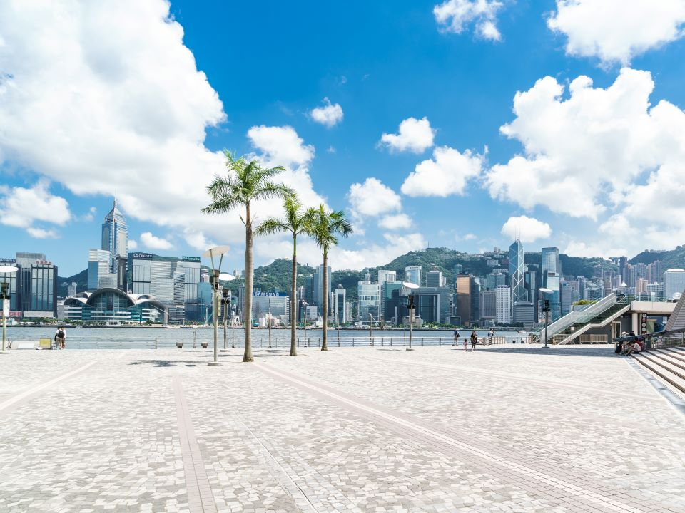 從星光大道海濱長廊觀賞香港島高樓景觀。