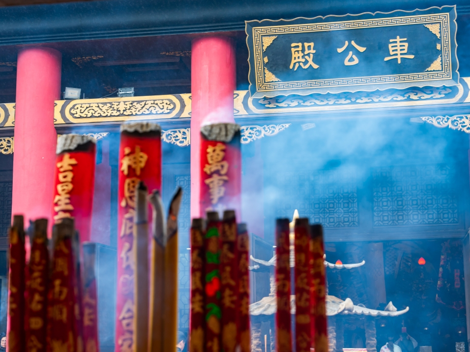 沙田車公廟外焚香。