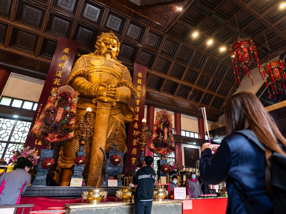 沙田車公廟內的大型金色車公像。