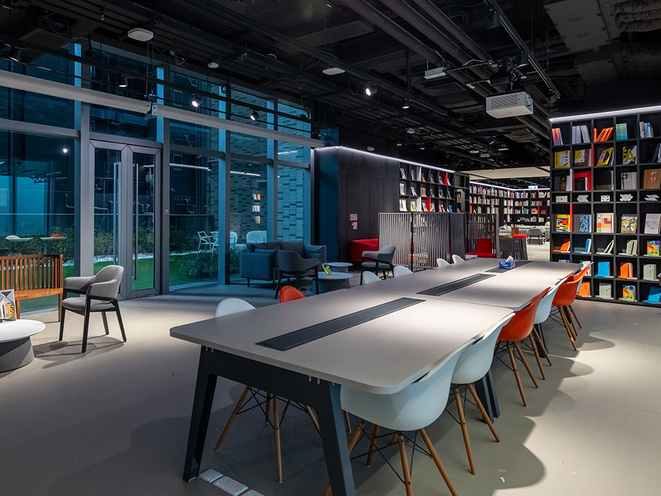 A valuable resource centre for professionals, featuring a specialized library and offering exclusive access to design and fashion resources for members while fostering collaboration and learning.
