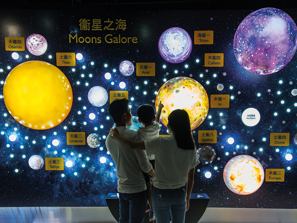 一家大小在香港太空館學習有關月球的知識。