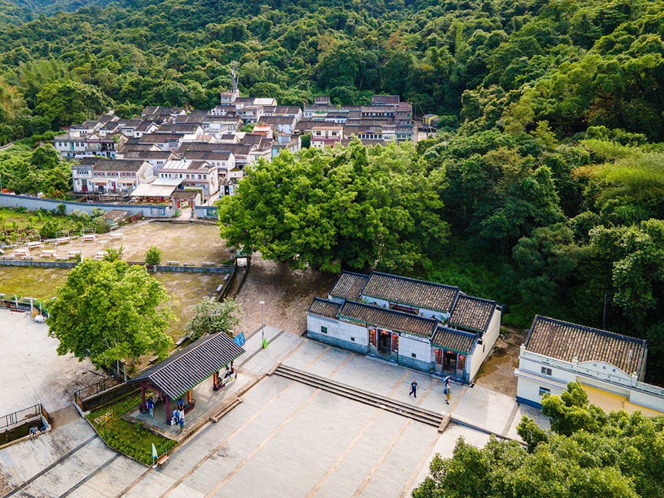 Explore Hong Kong Geopark by land and boat