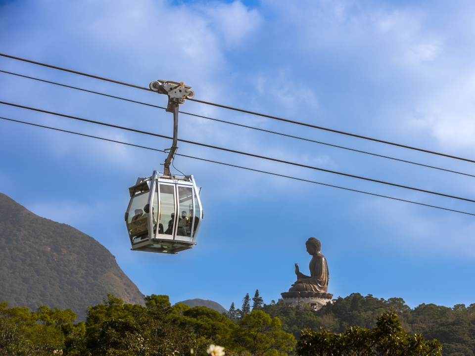 昂坪360纜車穿梭於大嶼山，乘客可眺望天壇大佛。