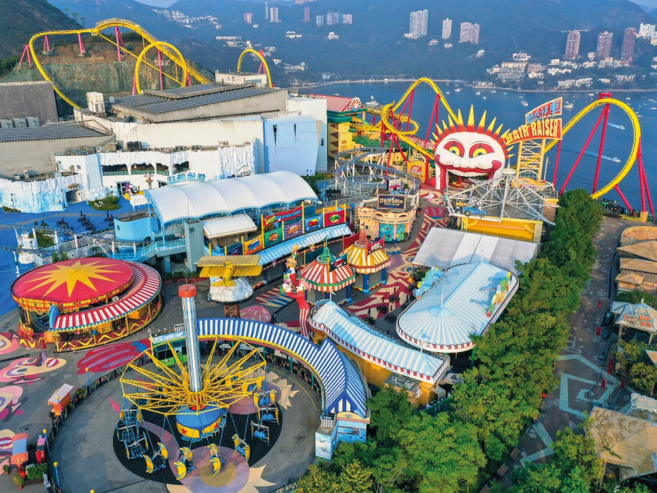 香港海洋公園遊樂設施的鳥瞰圖。 