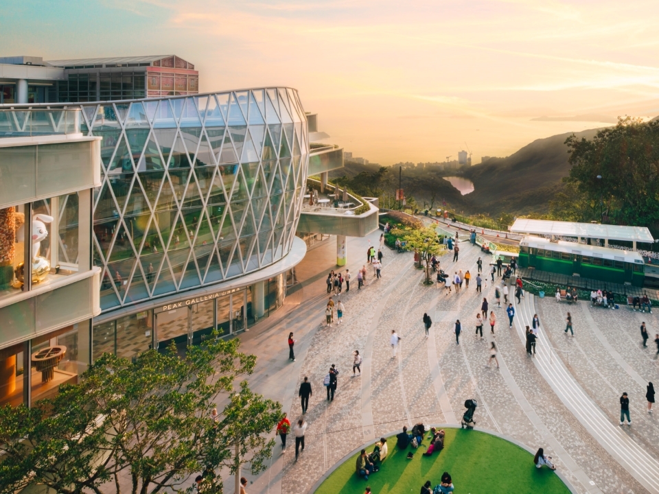 山頂廣場的外觀，四周環繞著綠意。