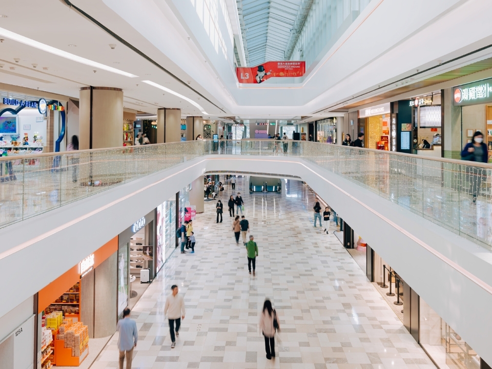 山頂廣場寬敞的內部，展示現代建築風格。