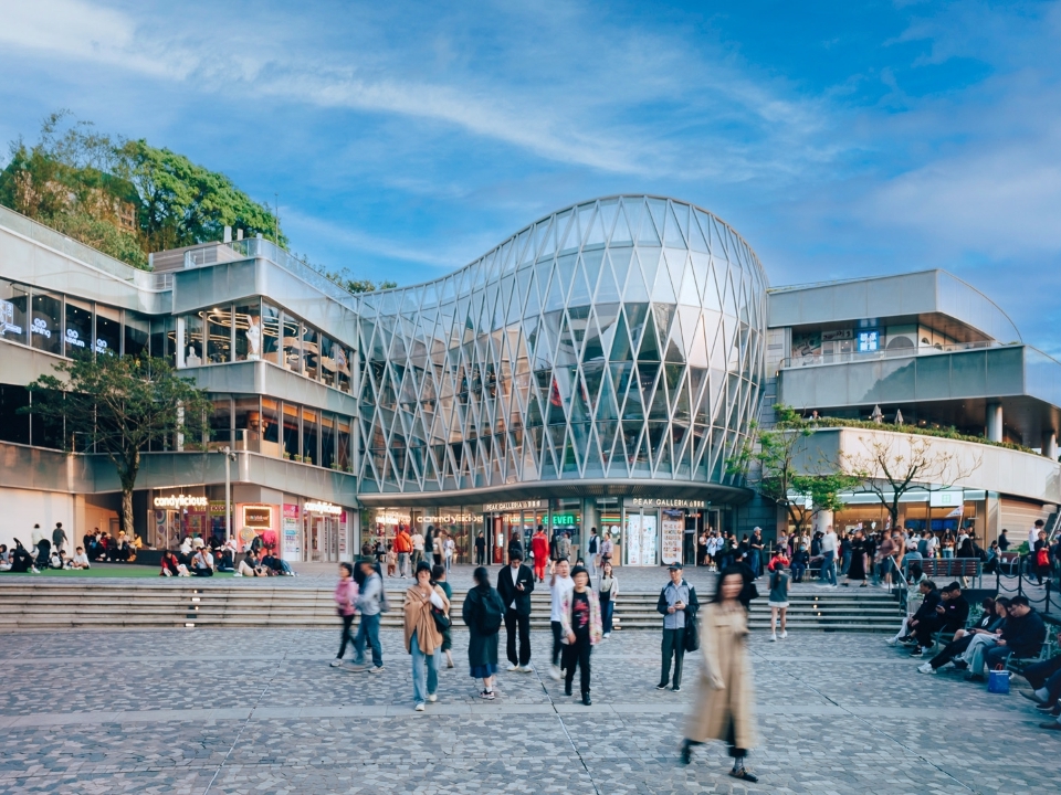 山頂廣場的特色外觀，具有當代設計。