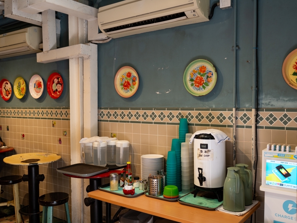 石屋家園內部,帶有復古裝飾與餐具擺設。