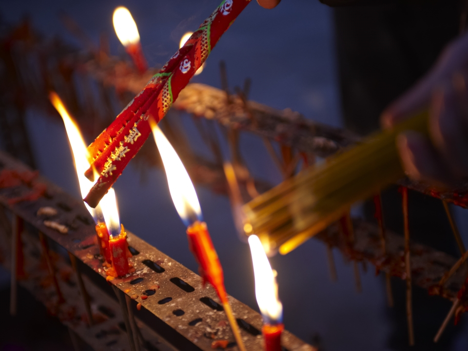 Offering incense the Tin Hau Temple at Lam Tsuen