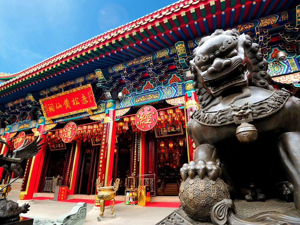 黃大仙祠的石獅守護著廟宇。