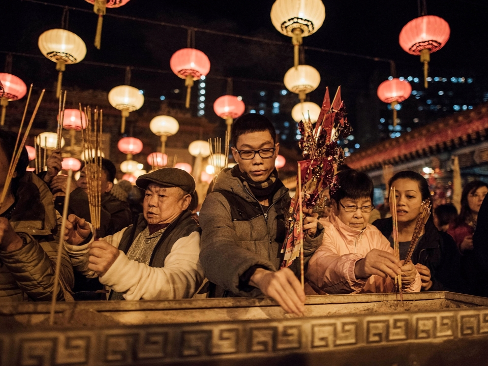 善信在黃大仙祠上香。