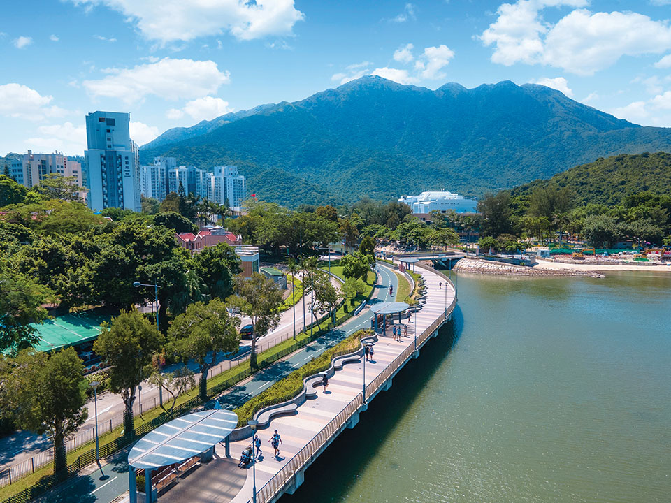 Spazieren Sie über die Strandpromenade in Mui Wo