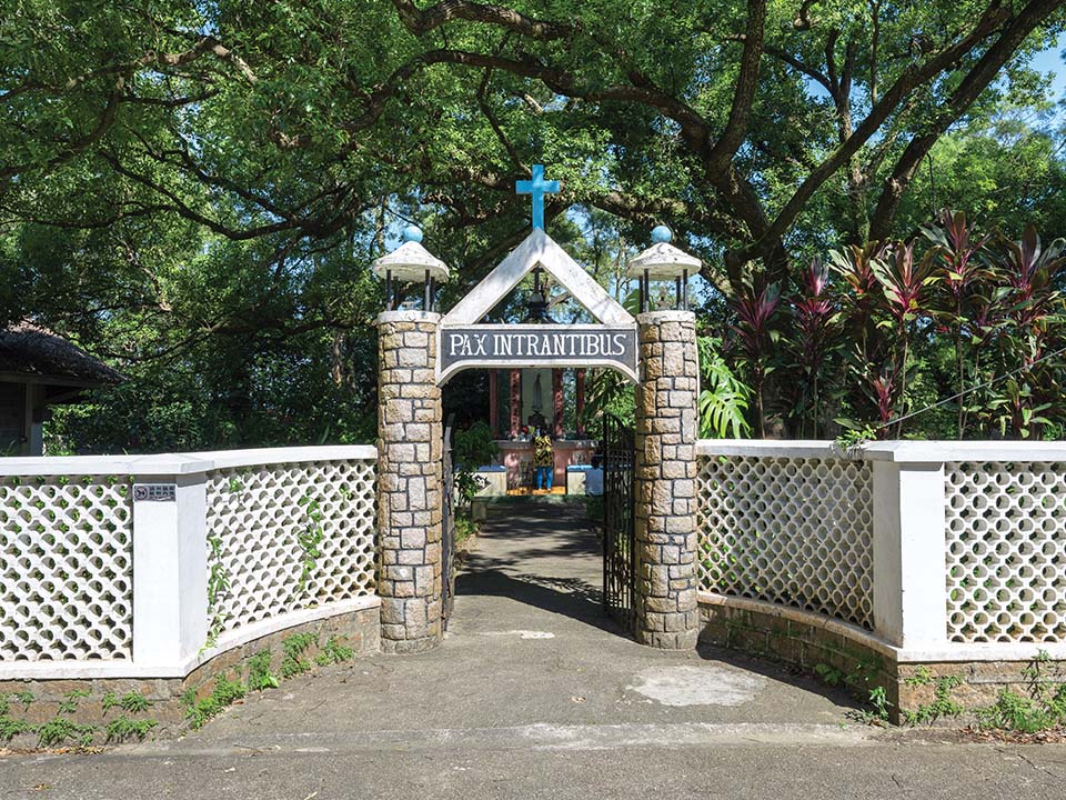 花園入口處豎立著饒有特色的花崗岩石柱