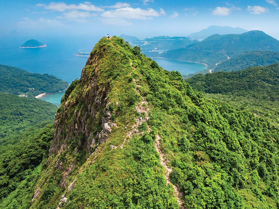 釣魚翁山峰外形看似一個披著簑笠的魚翁