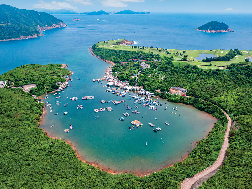 Kampung Po Toi O membentang di sepanjang pantai pelabuhan mirip bulan