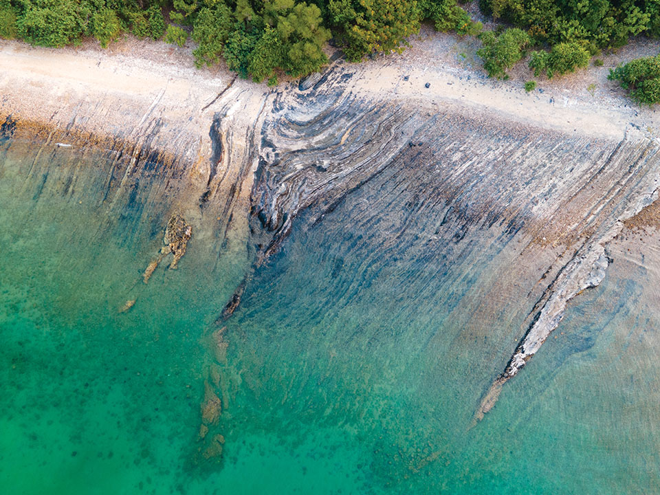 Berjalan kaki santai di sepanjang pantai Lai Chi Chong