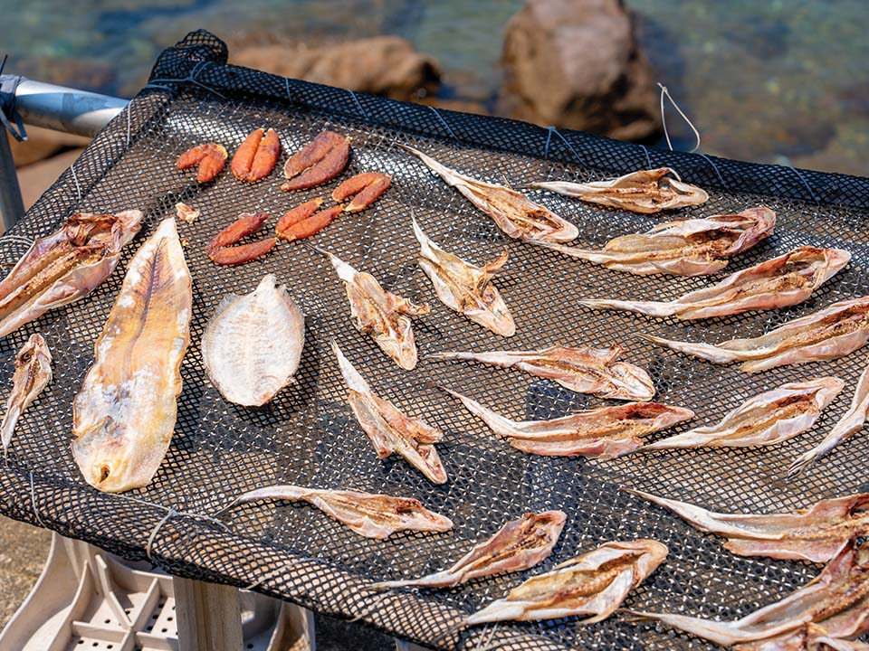 Fruits de mer séchés au soleil préparés par les villageois de Tap Mun