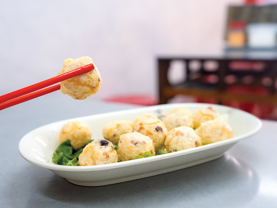 Dégustez des plats de fruits de mer frais dans la rue Tap Mun Hoi Pong.