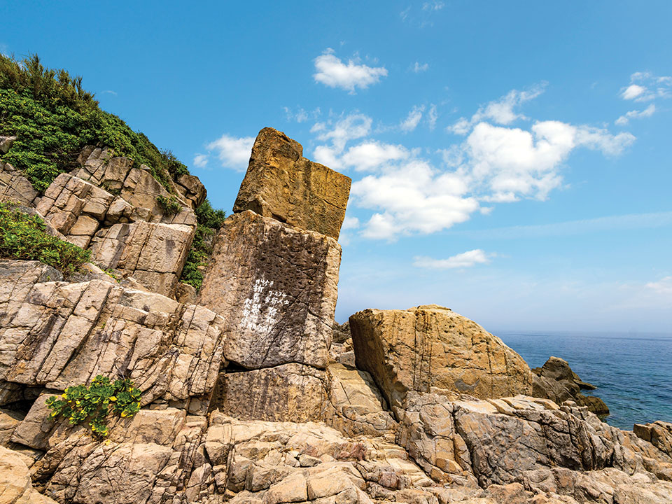 Gros plan sur le rocher en équilibre