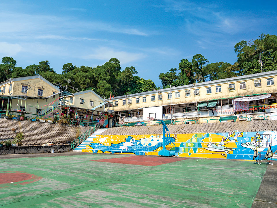 Aire de jeux publique colorée dans le village de New Fishermen