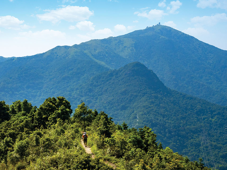 遠眺聳立香港最高的山峰大帽山