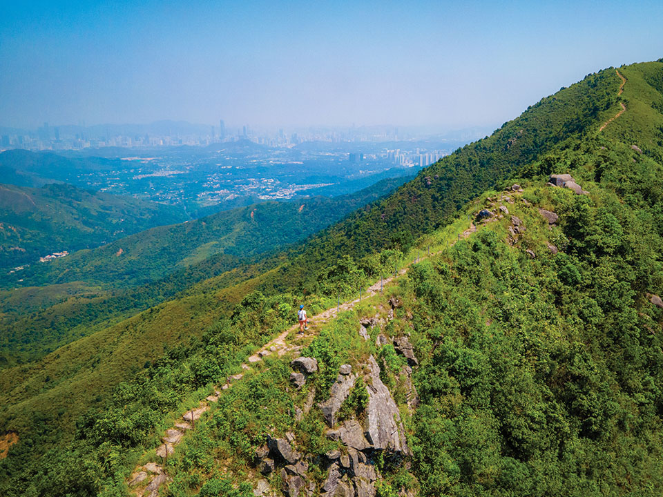 Berjalan di sepanjang jalan setapak sempit di punggung bukit Tai To Yan