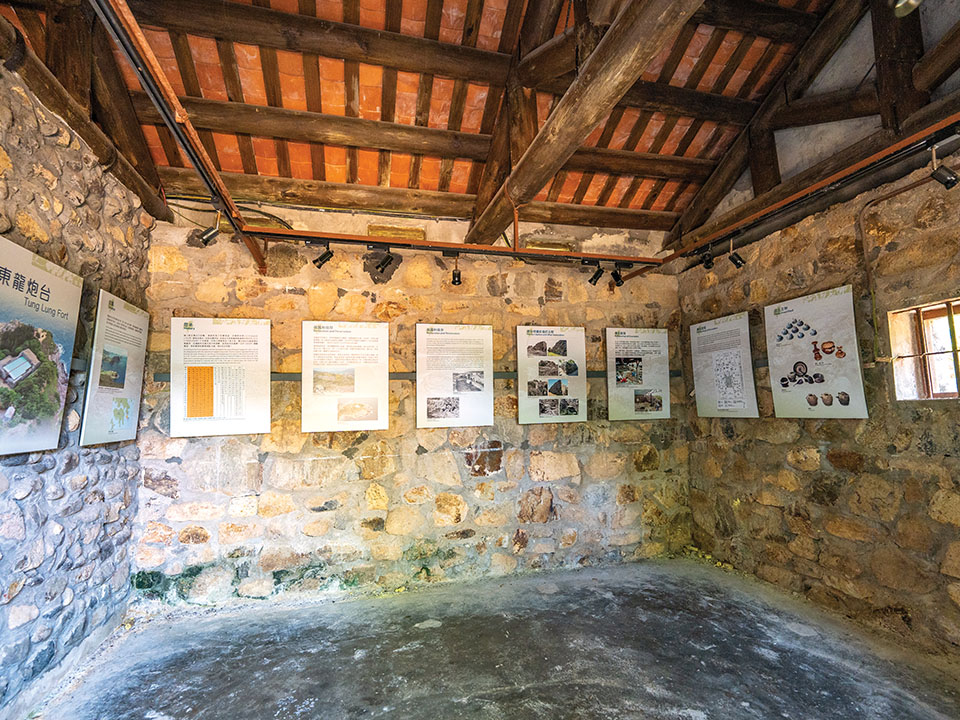 Les murs épais et élevés de Tung Lung Fort