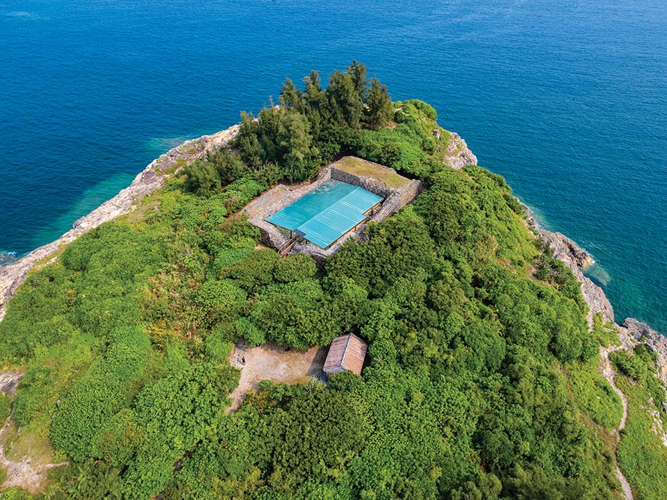 Tung Lung Chau Campsite stand the ruins of Tung Lung Fort