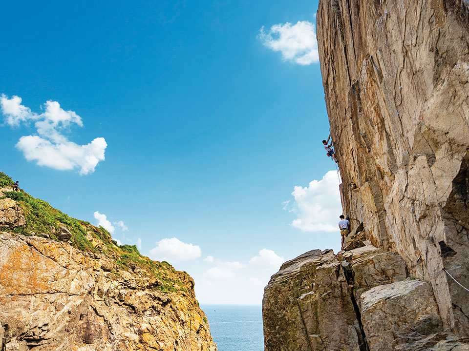 Climbing Long Dong (Dragon Caves) 