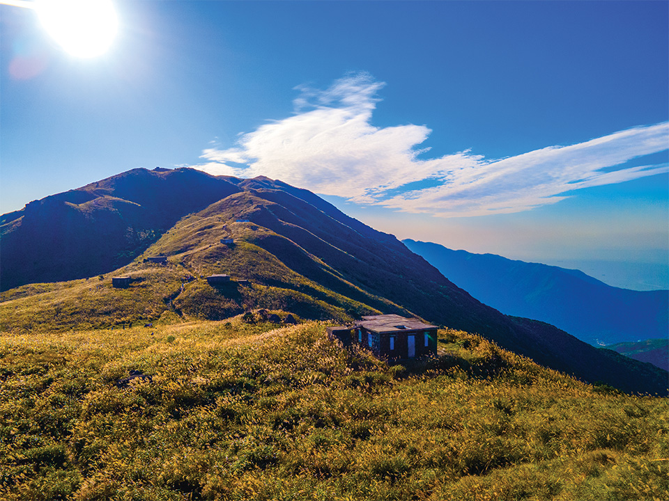 Yi Tung Shan under radiant sun