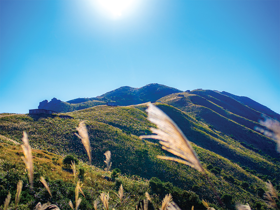 Wide shot of Yi Tung Shan