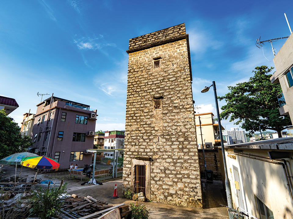 鹿地塘更楼（Luk Tei Tong Watchtower）と住宅地