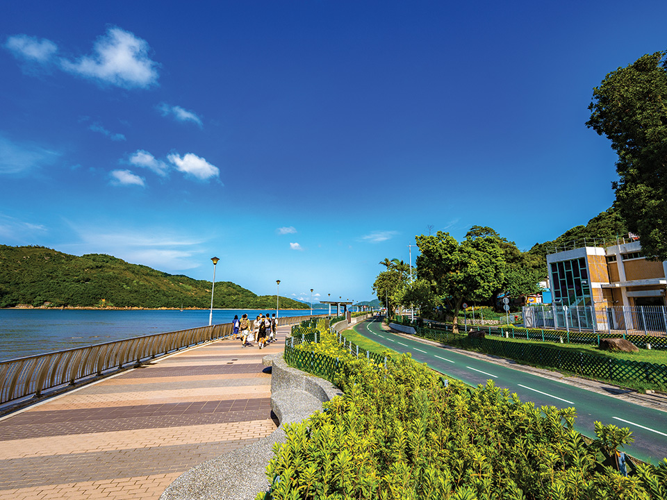 Fietsroute en voetpad langs de zee in Mui Wo