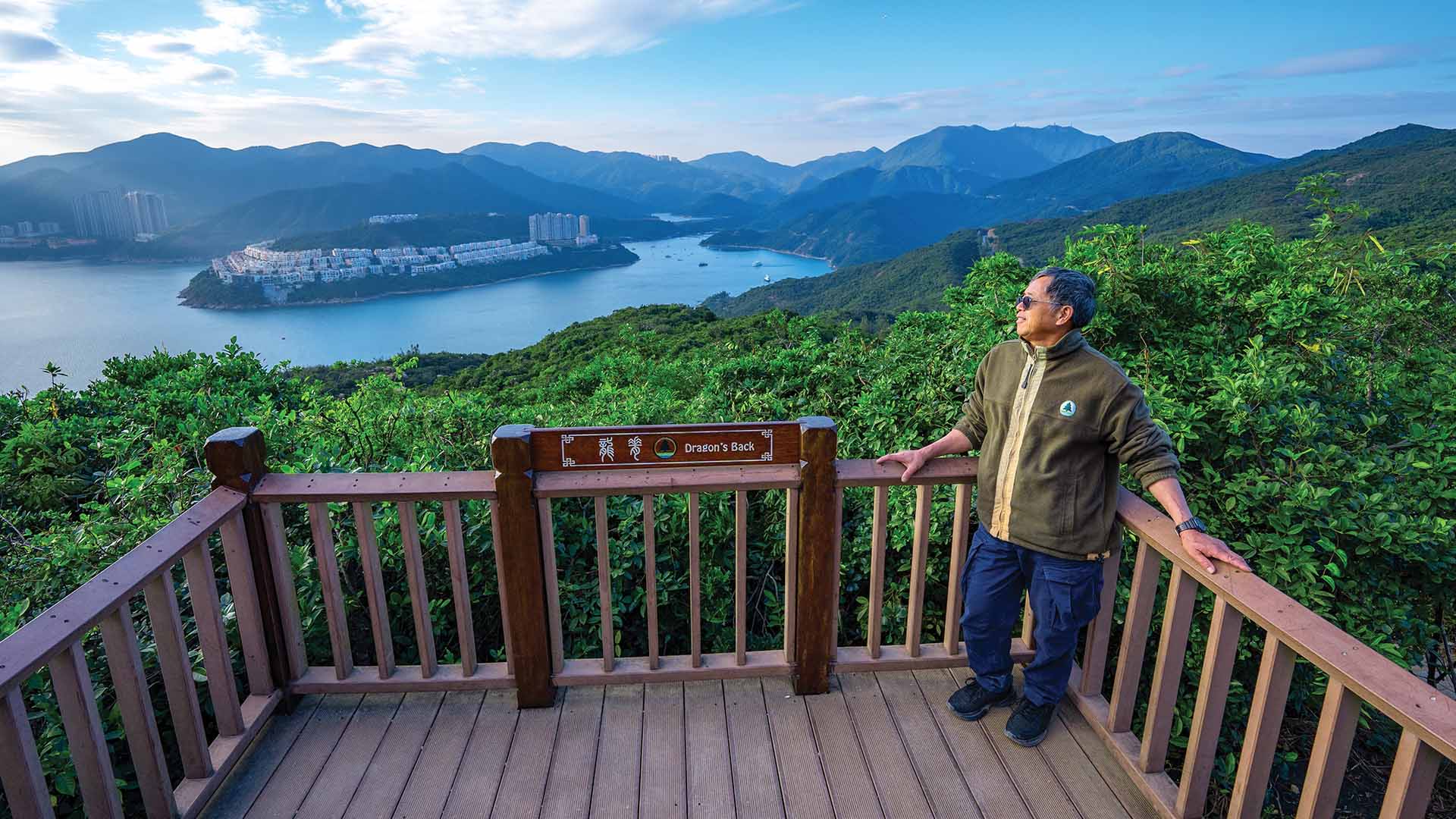 Fan Wai-yip geniet van het uitzicht op het platform in het Tai Tam Country Park