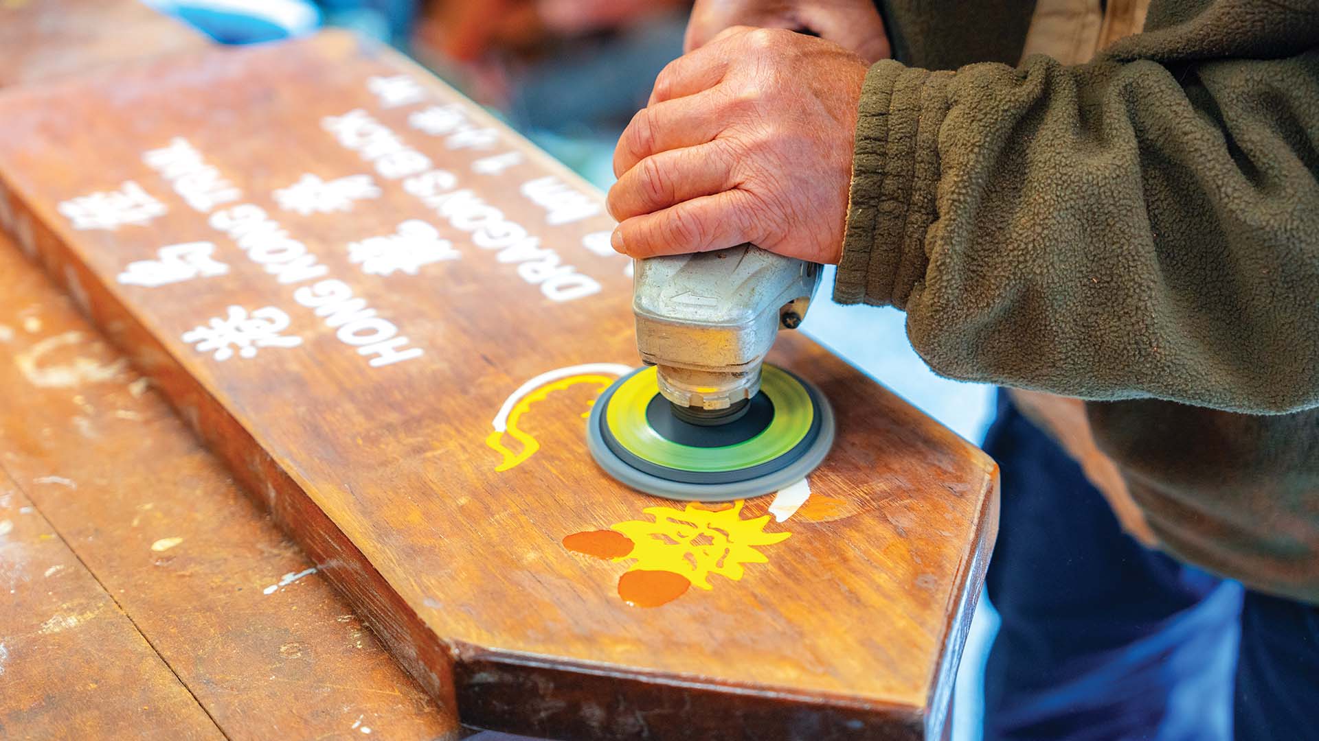 Het maken en oppoetsen van de borden met het "Dragon's Back's lachende draak" symbool langs het pad