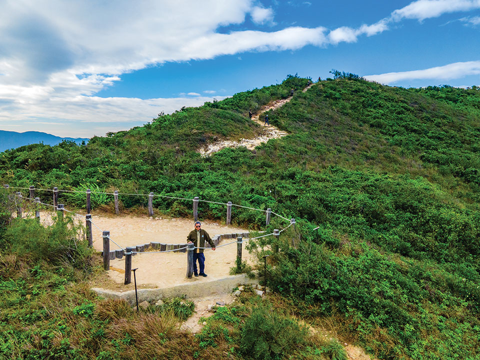 Fan in het Tai Tam Country Park onder de strakblauwe hemel