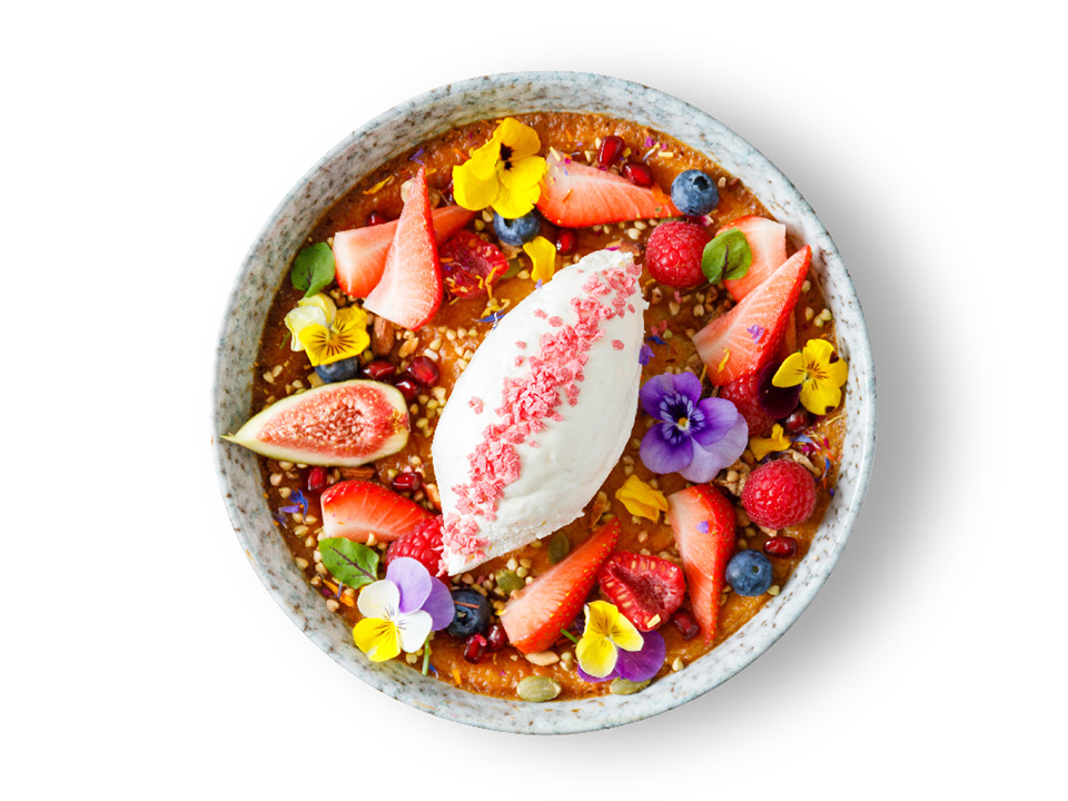 「The Art of Sweet」是一件可食用的精緻藝術品，香草奶凍配上新鮮水果及可食用鮮花，口感豐富。