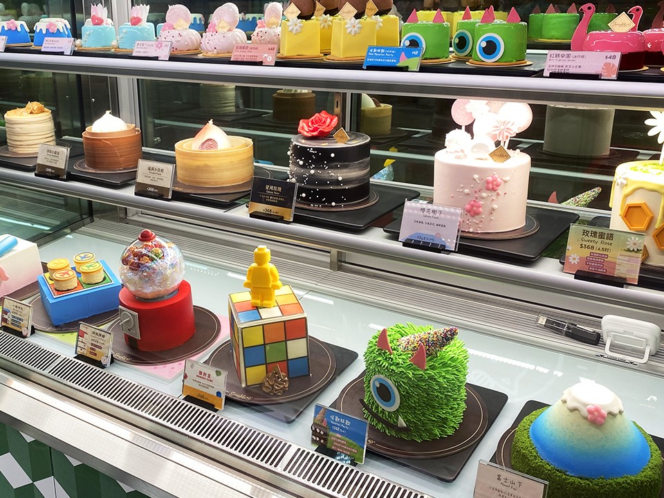 Twinkle Baker Décor的櫥窗展示各式蛋糕，包括糖果機、扭計骰等造型。