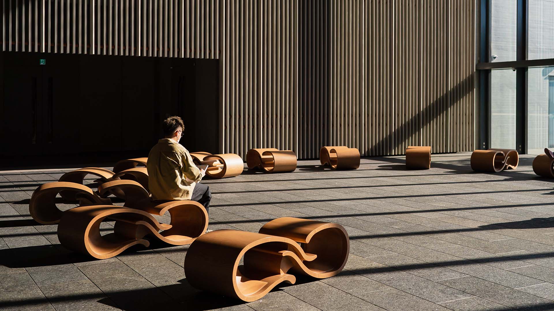 香港故宮有3個面向不同方位的中庭空間，並與戶外空間相連。