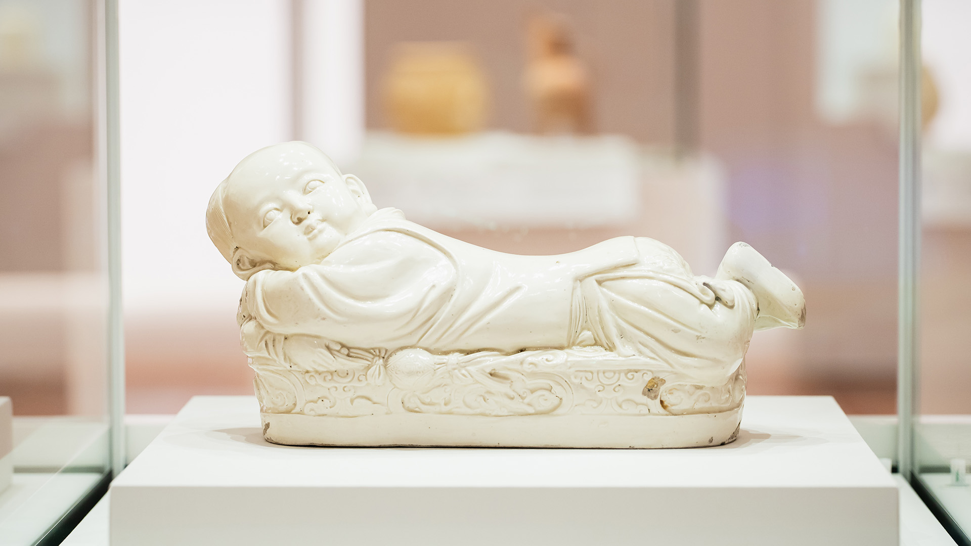 北宋白釉孩兒枕