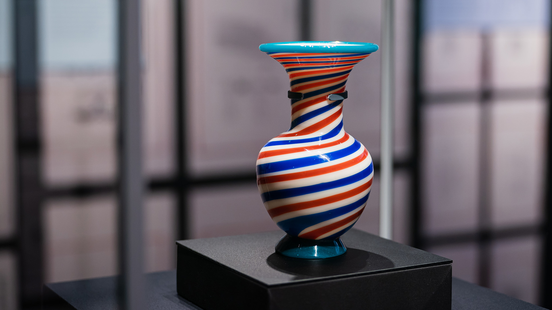 乾隆款彩色玻璃螺旋紋撇口瓶