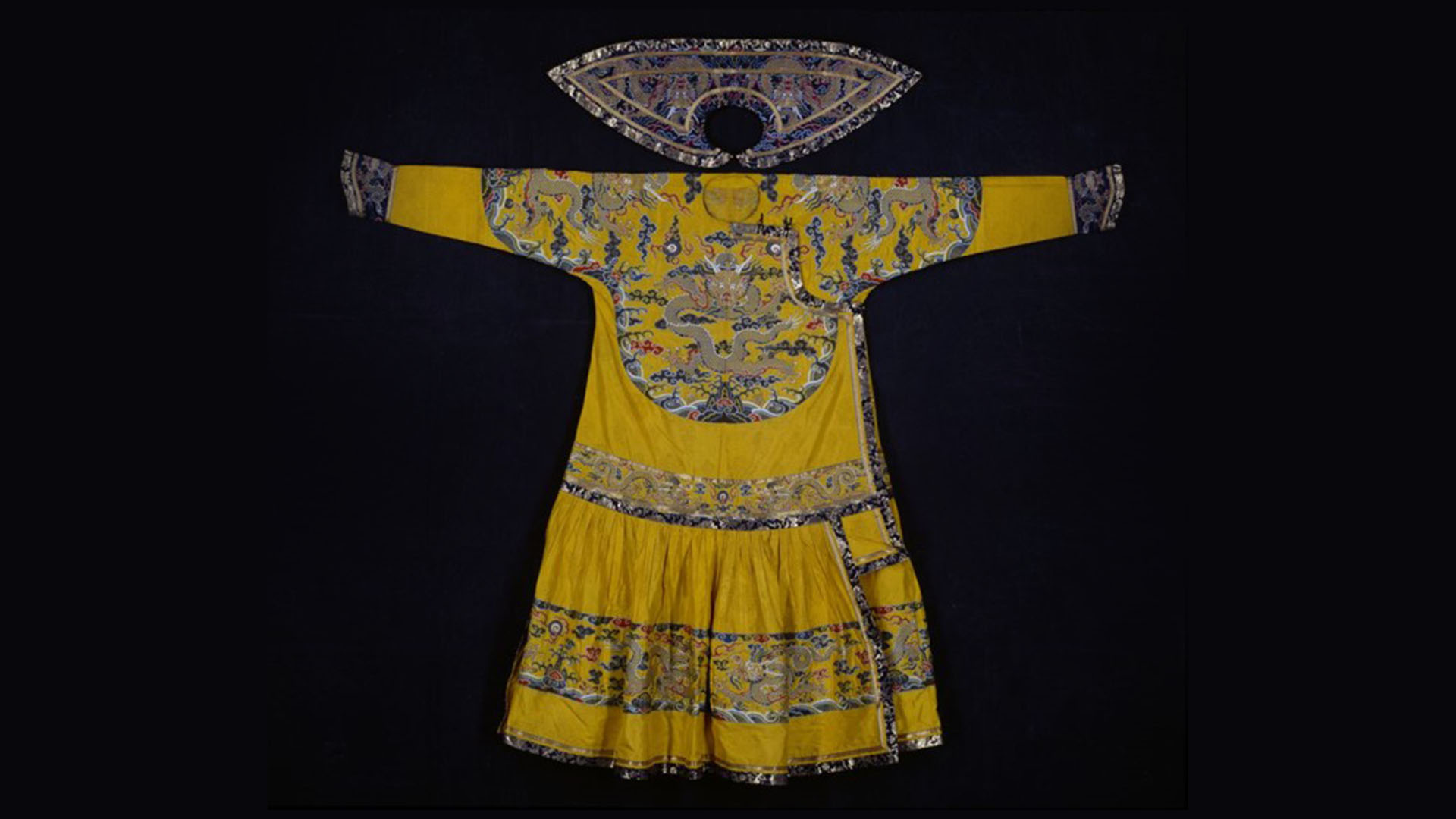 The court robe with dragons and clouds