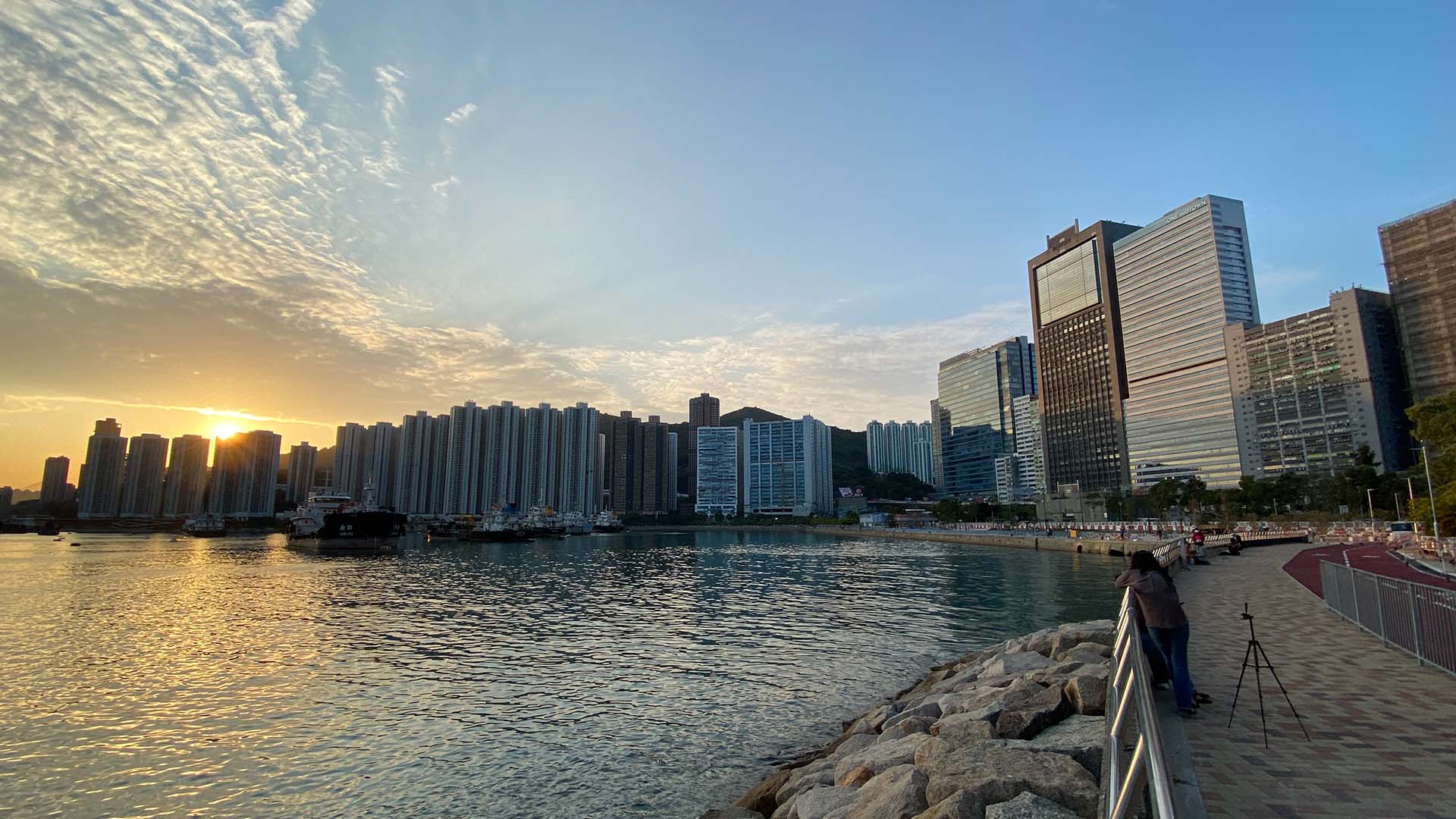 Visitors can enjoy a fenceless promenade and stunning sunset views at different sections of the Tsuen Wan Promenade
