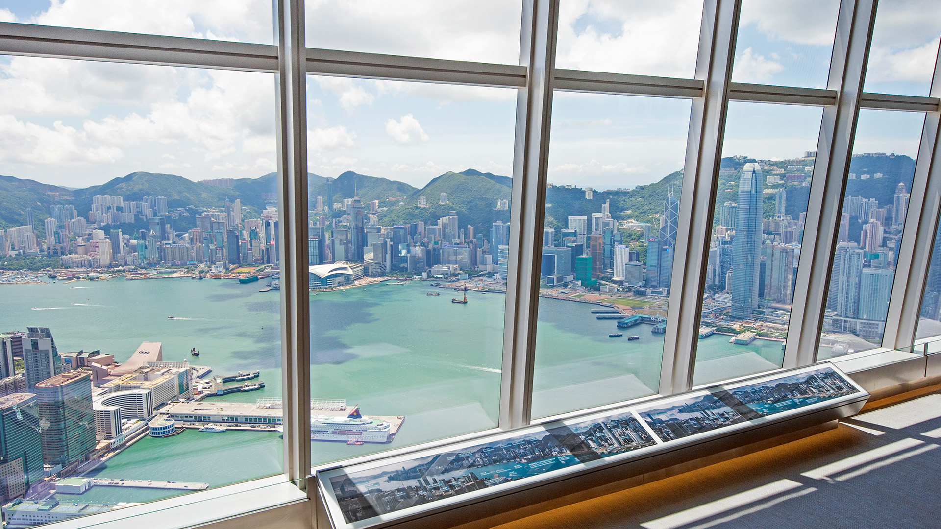位於環球貿易廣場（ICC）頂樓的香港最高室內觀景台——天際100香港觀景台