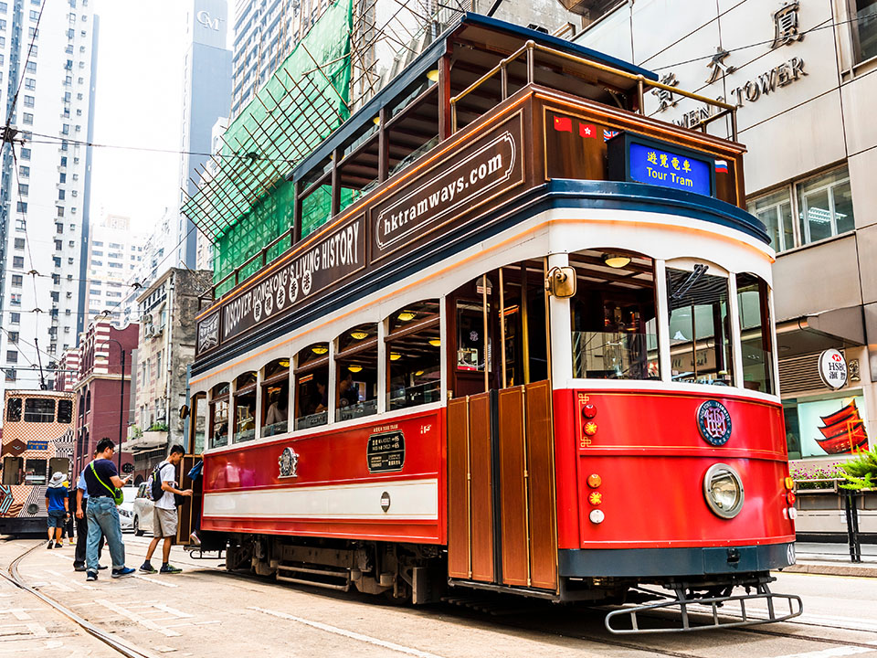 參加「電車全景遊」的遊客,登上仿照1920年代風格設計的開篷古雅電車。