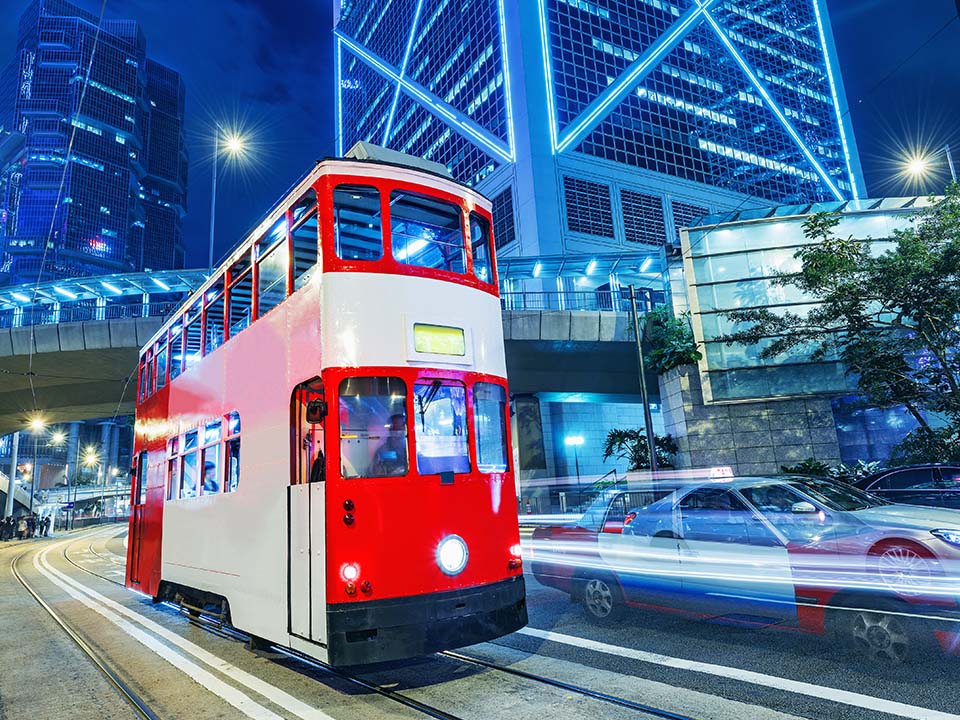 坐一次香港電車   伴着叮叮聲   體驗地道經典香港風情