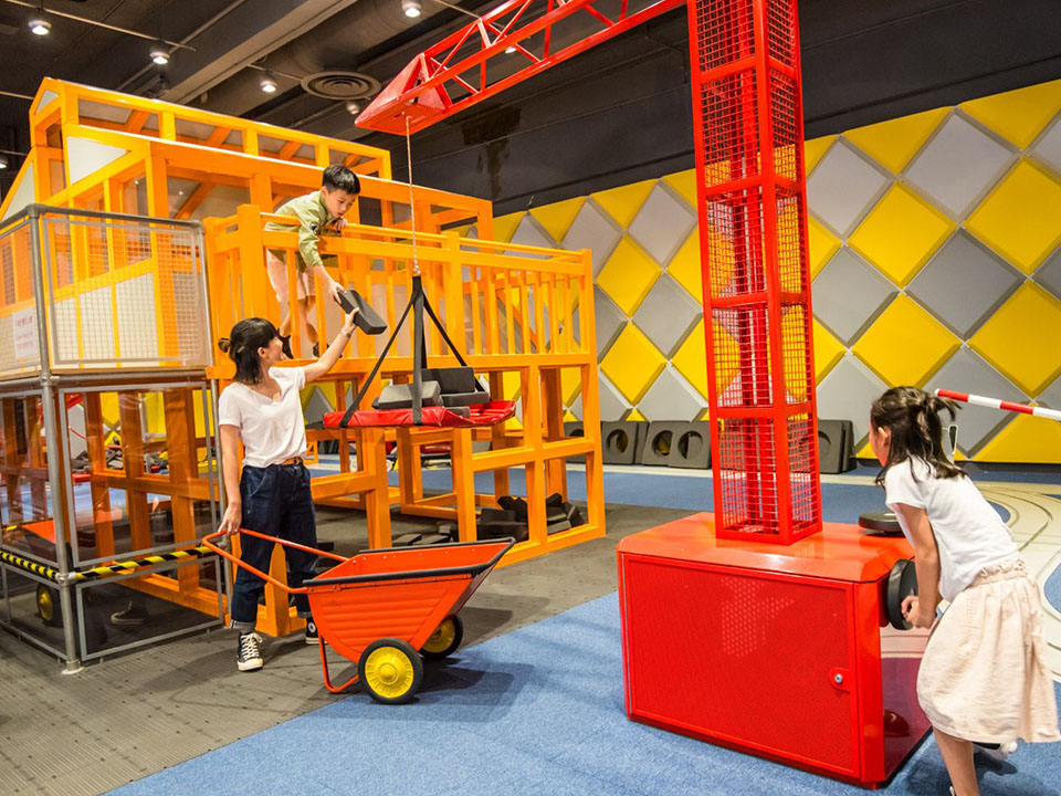 Kids playing as engineers at the Hong Kong Science Museum.