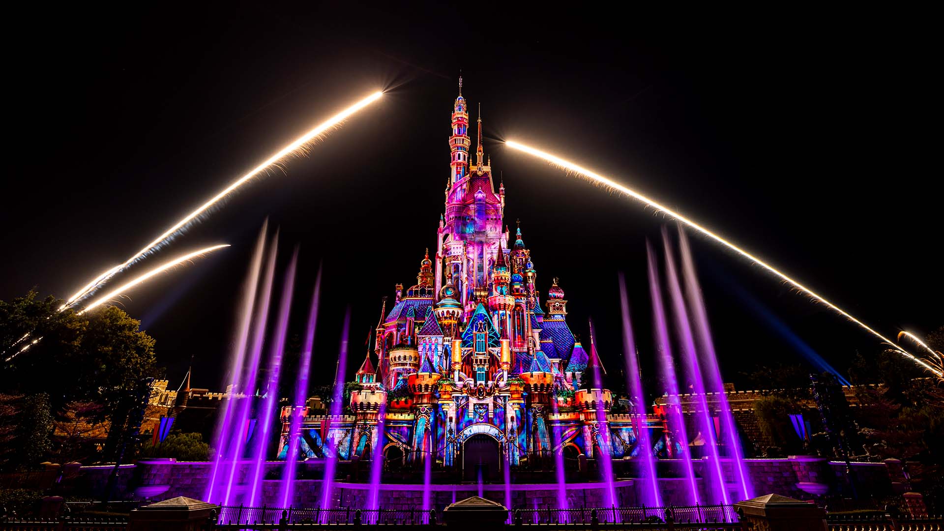 The ‘Momentous’ Nighttime Spectacular at Hong Kong Disneyland combines fireworks, choreographed fountains, lasers and 3D projection mapping